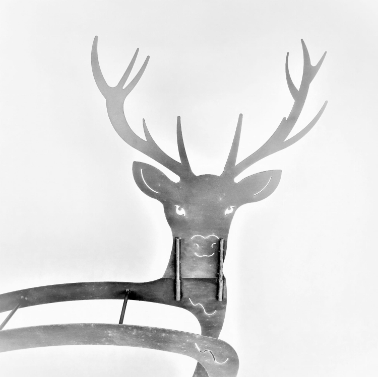 Metalowy stojak na drewno Jeleń, w kolorze antracyt