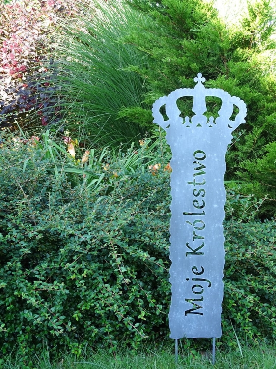 Metalowy szyld ogrodowy z napisem "Moje królestwo" w kolorze antracytowej