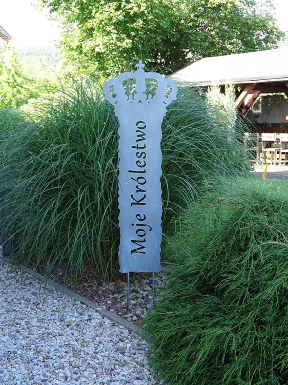 Metalowy szyld ogrodowy z napisem "Moje królestwo" w kolorze antracytowej