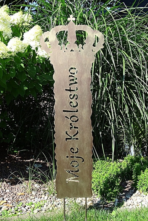 Metalowy szyld ogrodowy z napisem "Moje królestwo" w kolorze złotej rdzy