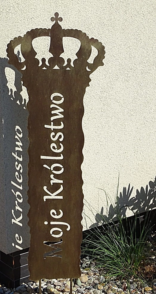 Metalowy szyld ogrodowy z napisem "Moje królestwo" w kolorze złotej rdzy
