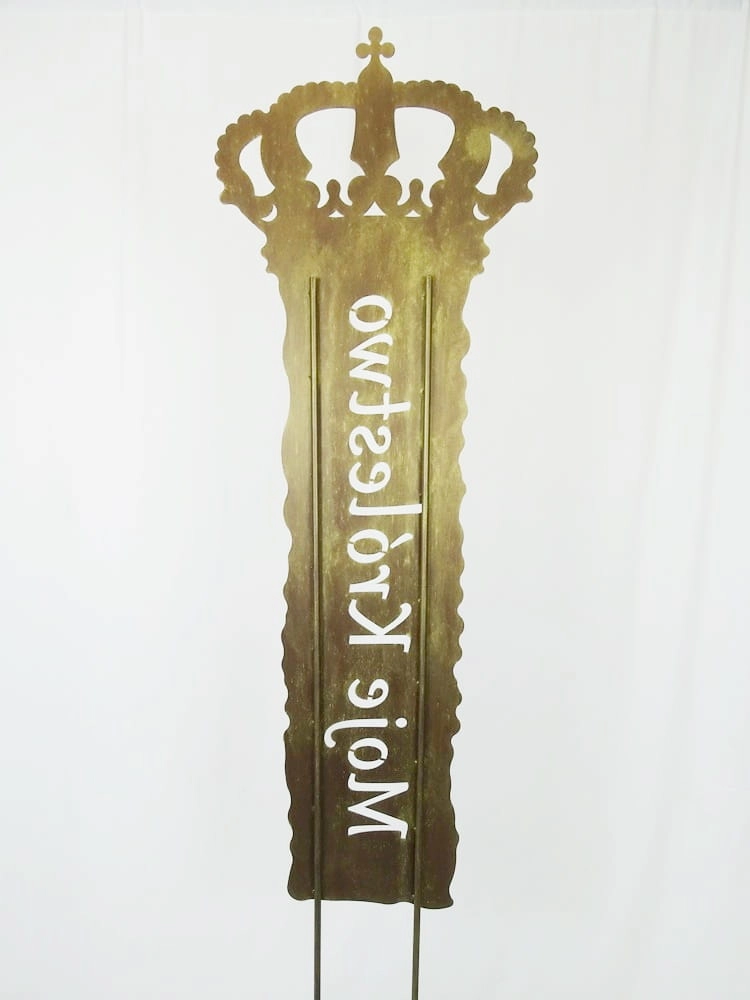 Metalowy szyld ogrodowy z napisem "Moje królestwo" w kolorze złotej rdzy
