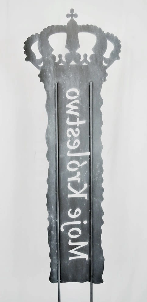 Metalowy szyld ogrodowy z napisem "Moje królestwo" w kolorze antracytowym
