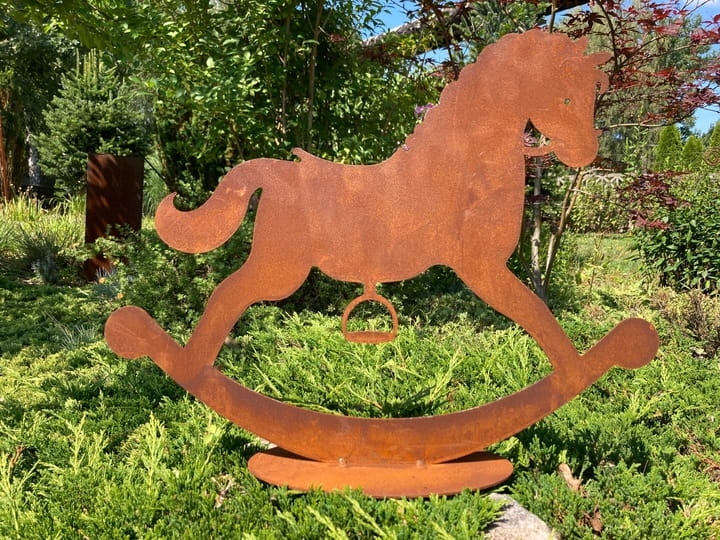 metalowa ozdoba do ogrodu koń na biegunach