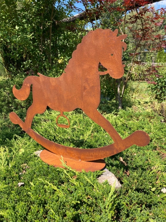 Koń na biegunach dekoracja ogrodowa z metalu