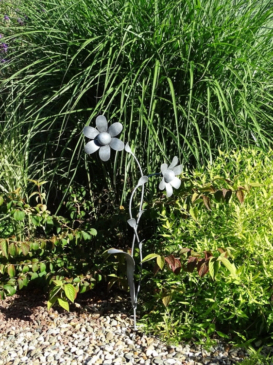 dekoracja ogrodu - metalowy kwiat polny