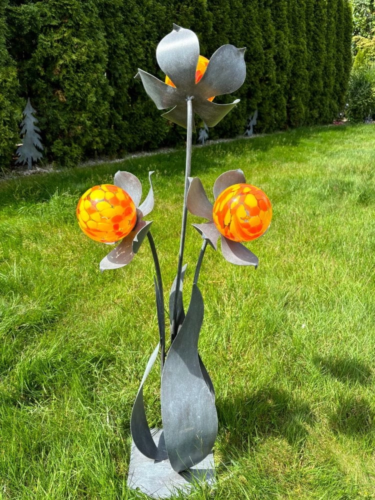 Duży metalowy kwiat do ogrodu z kulami szklanymi - artystyczna figura ogrodowa ze stali