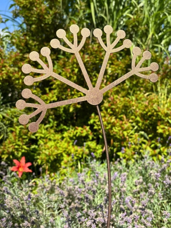 Metalowa dekoracja ogrodowa kwiat