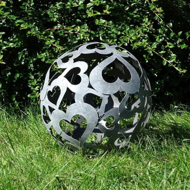 Dekoracyjna kula ogrodowa z metalu w kolorze antracytowym wykonana z serc