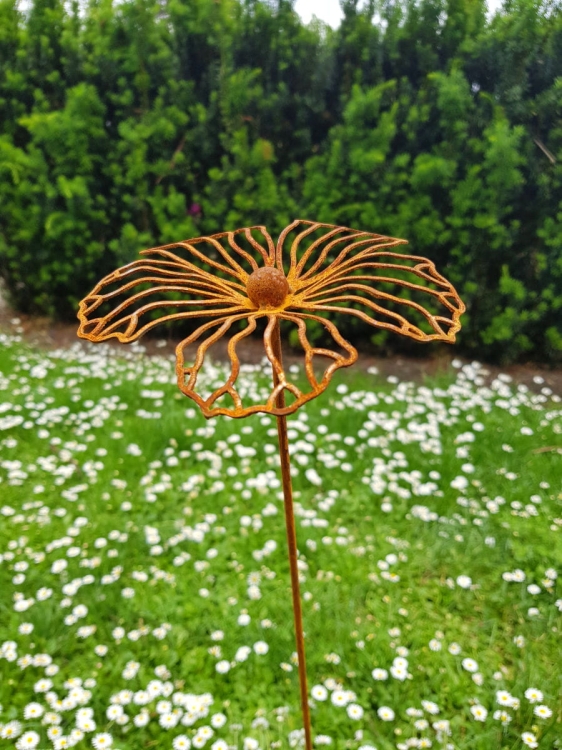 Metalowa dekoracja ogrodowa kwiat rdza