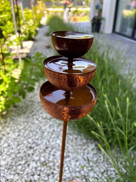 Metalowe poidełko ogrodowe rdza