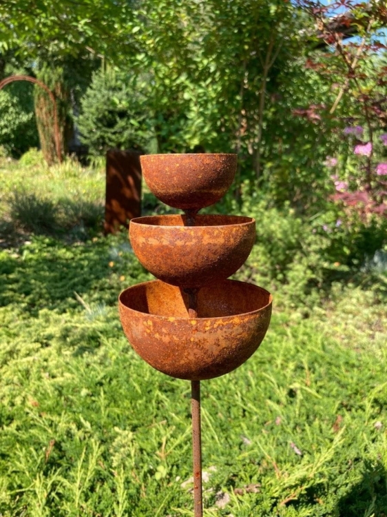 Metalowe poidełko dla ptaków