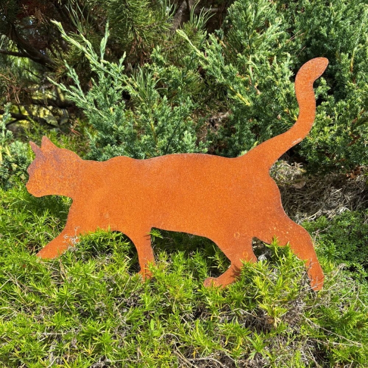 Kot rdzawa ozdoba do ogrodu