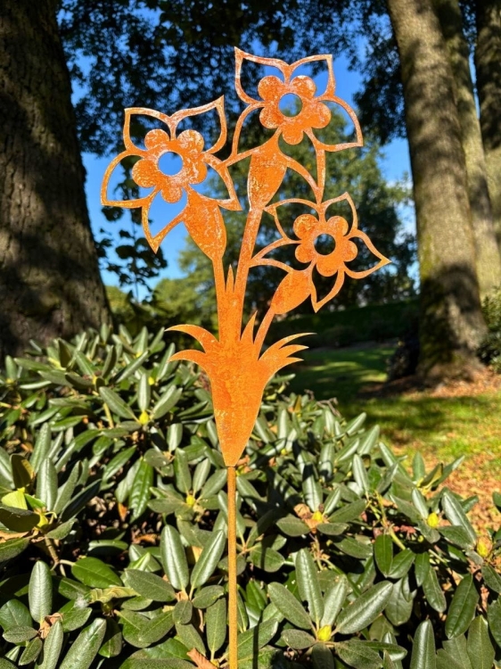 Metalowy kwiat do ogrodu rdza