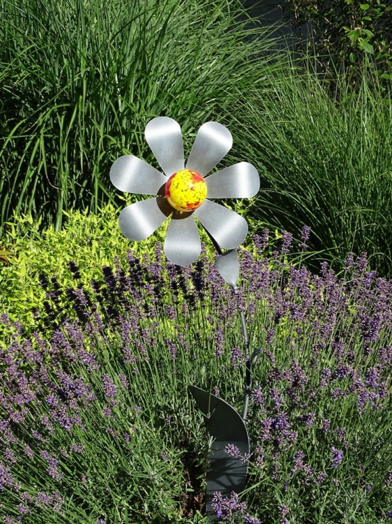 Metalowy ozdobny kwiat Bartonia w kolorze antracytu - niepowtarzalna dekoracja do Twojego ogrodu