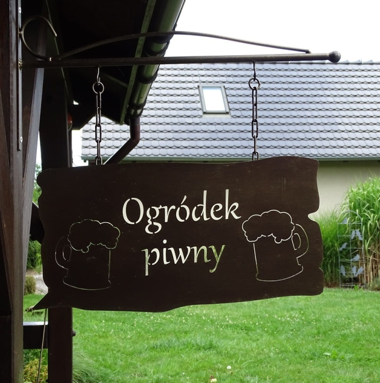 Metalowa tabliczka z napisem "Ogródek piwny" w kolorze złotej rdzy do zawieszenia - wyjątkowy element upiększający