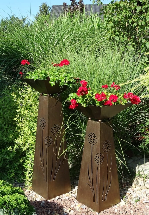 Metalowy lampion ogrodowy - dekoracyjny podest do obsadzenia