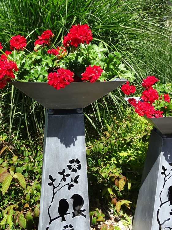 Metalowy lampion ogrodowy - dekoracyjny podest do obsadzenia