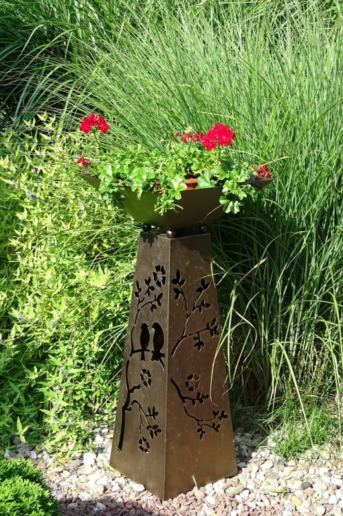 Metalowy lampion ogrodowy - dekoracyjny podest do obsadzenia