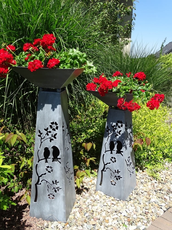 Metalowy lampion ogrodowy - dekoracyjny podest do obsadzenia