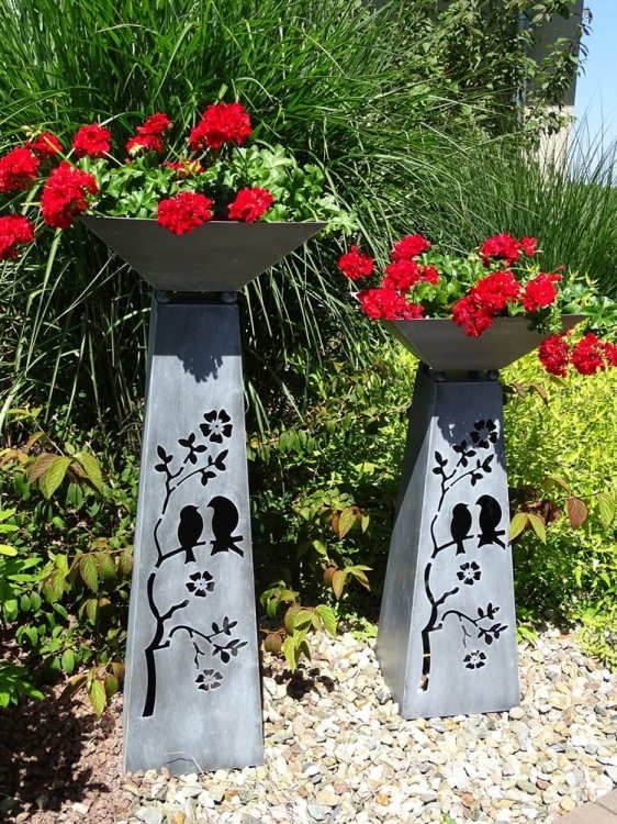 Metalowy lampion ogrodowy - dekoracyjny podest do obsadzenia