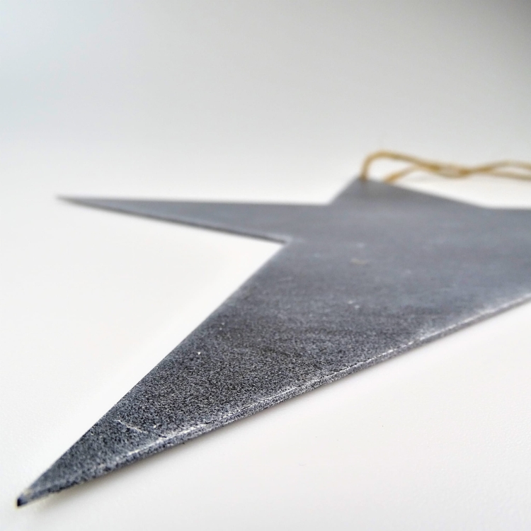 Metalowa Gwiazda do zawieszenia o barwie antracytowej - zimowa biżuteria ogrodowa