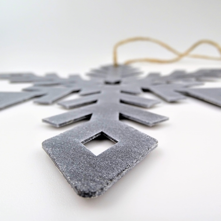 Metalowa Śnieżynka Nina do zawieszenia w kolorze antracytowym - zimowa biżuteria ogrodowa