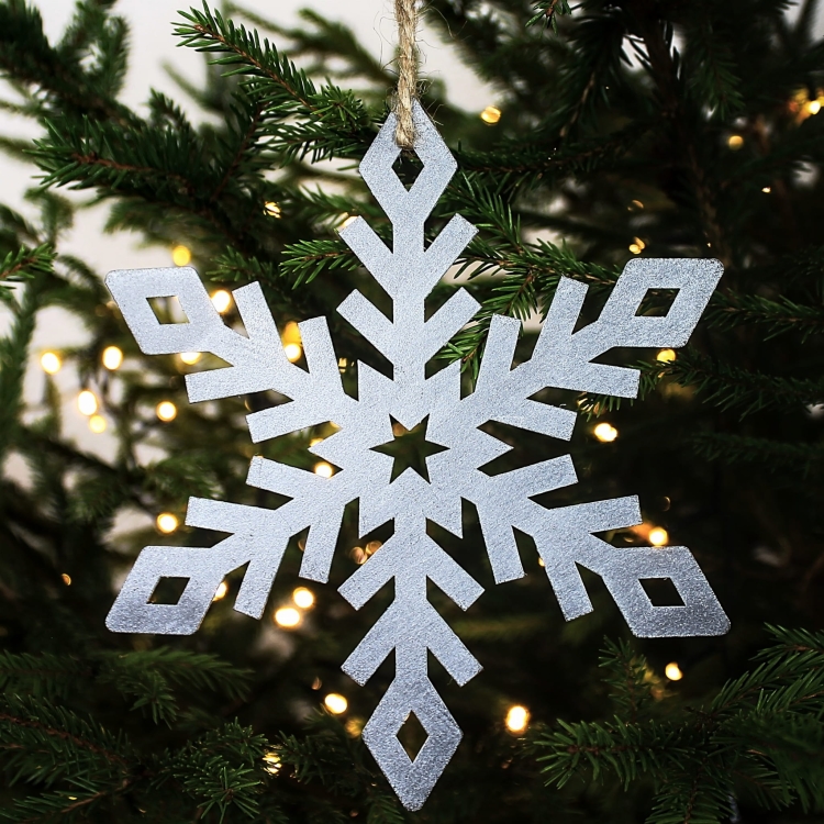 Metalowa Śnieżynka Nina do zawieszenia w kolorze antracytowym - zimowa biżuteria ogrodowa