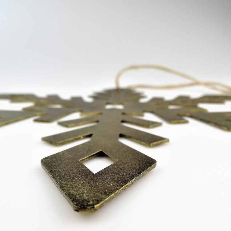 Metalowa Śnieżynka Nina do zawieszenia w kolorze złotej rdzy - zimowa biżuteria ogrodowa