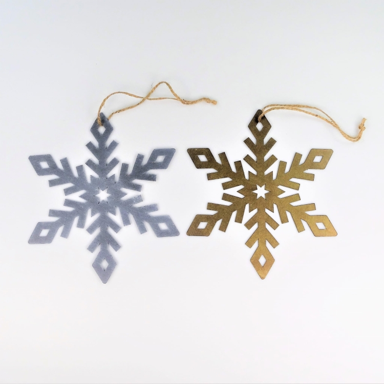 Metalowa Śnieżynka Nina do zawieszenia w kolorze złotej rdzy - zimowa biżuteria ogrodowa