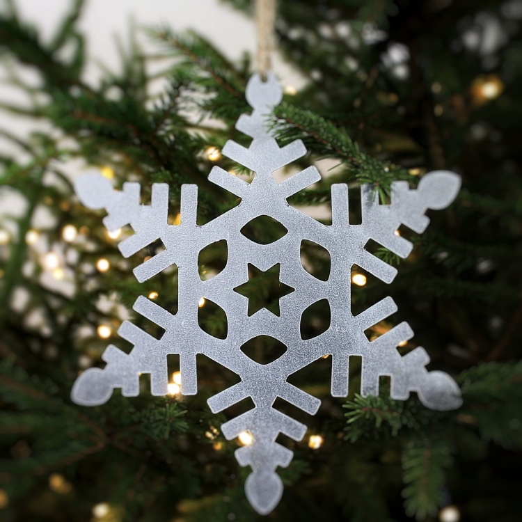 Metalowa Śnieżynka Blanka do zawieszenia w kolorze antracytowym - zimowa biżuteria ogrodowa