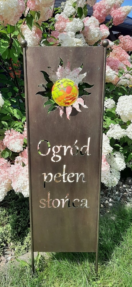 Szyld ogrodowy z napisem "Ogród pełen słońca" w kolorze złotej rdzy z kulą szklaną - świetne dopełnienie Twojego ogrodu
