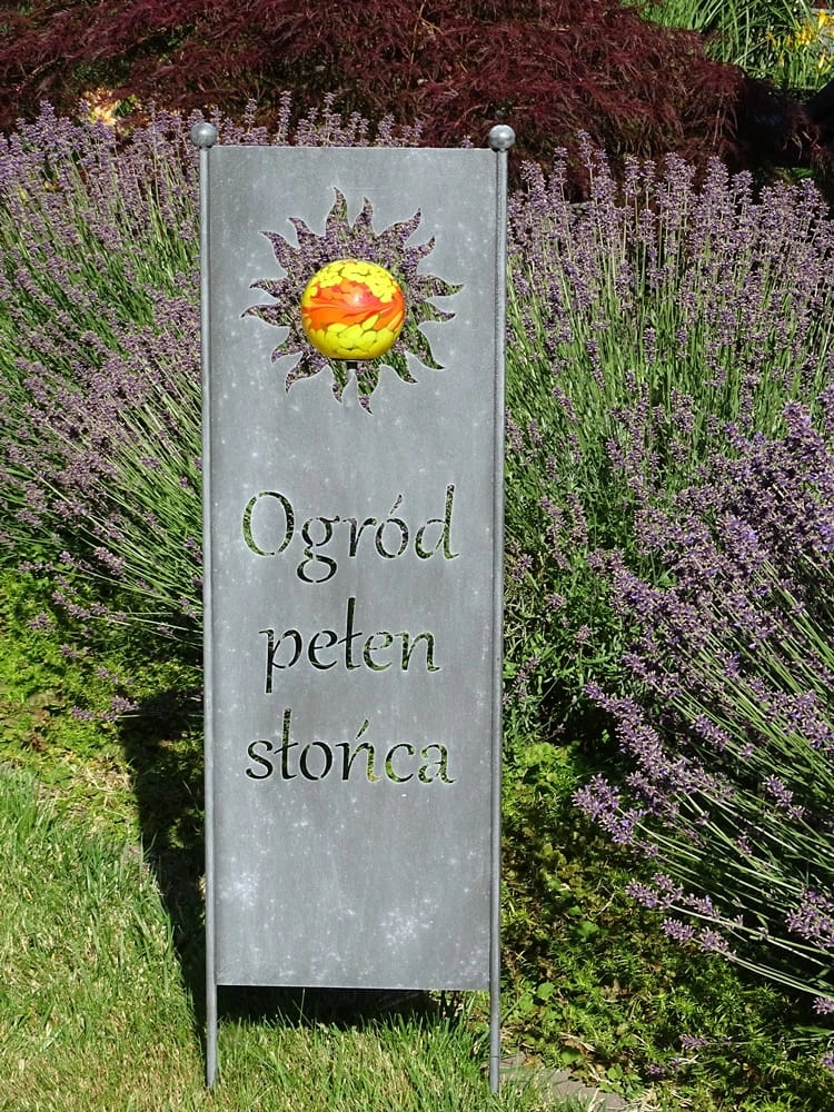 Szyld ogrodowy z napisem "Ogród pełen słońca" w kolorze antracytu z kulą szklaną - świetne dopełnienie Twojego ogrodu