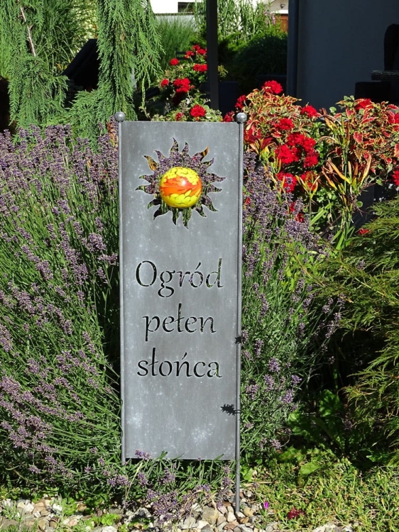Szyld ogrodowy z napisem "Ogród pełen słońca" w kolorze antracytu z kulą szklaną - świetne dopełnienie Twojego ogrodu