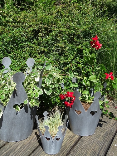 Metalowa doniczka Korona w kolorze antracytowym - wyjątkowa dekoracja do obsadzenia