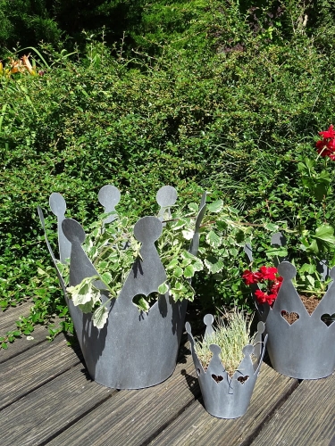 Metalowa doniczka Korona w kolorze antracytowym - wyjątkowa dekoracja do obsadzenia