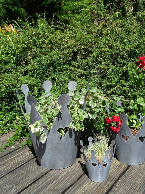 Metalowa doniczka Korona w kolorze antracytowym - wyjątkowa dekoracja do obsadzenia