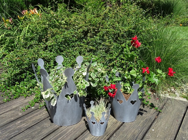 Metalowa doniczka Korona w kolorze antracytowym - wyjątkowa dekoracja do obsadzenia