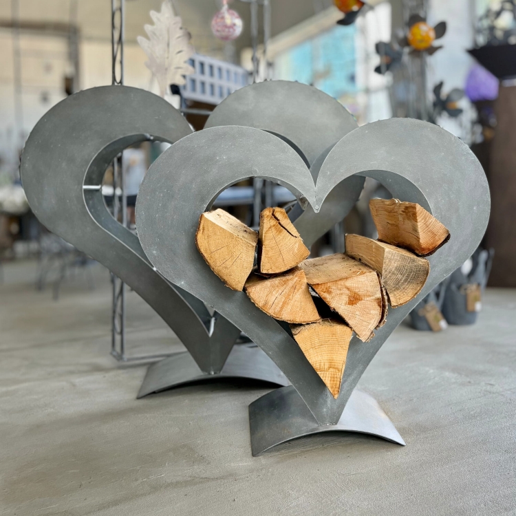 Nowoczesny stojak na drewno do ogrodu w kształcie serca w kolorze antracytowym - niezwykła dekoracja ogrodowa - regał na drewno kominkowe