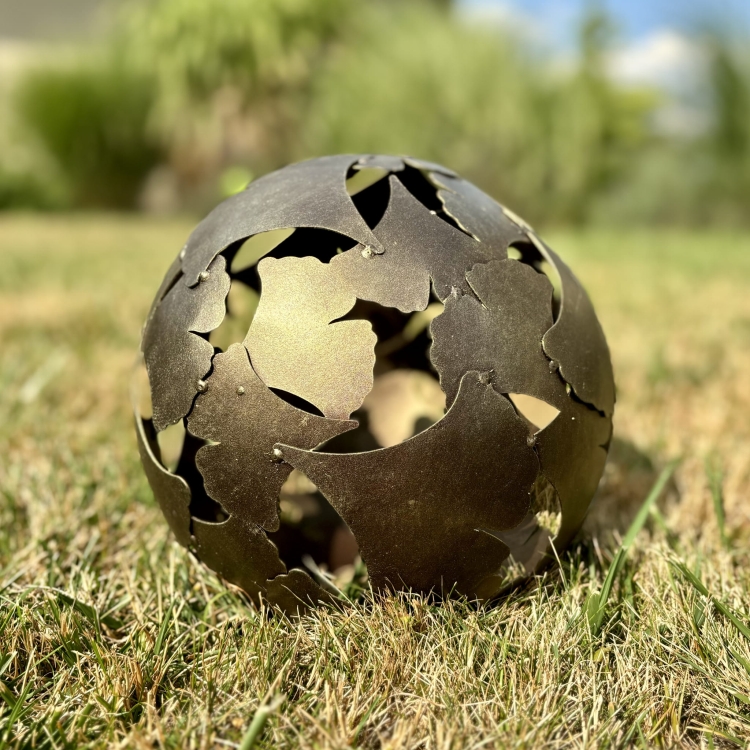 Wyjątkowy lampion ogrodowy - metalowa kula z liści miłorzębu w kolorze złotej rdzy