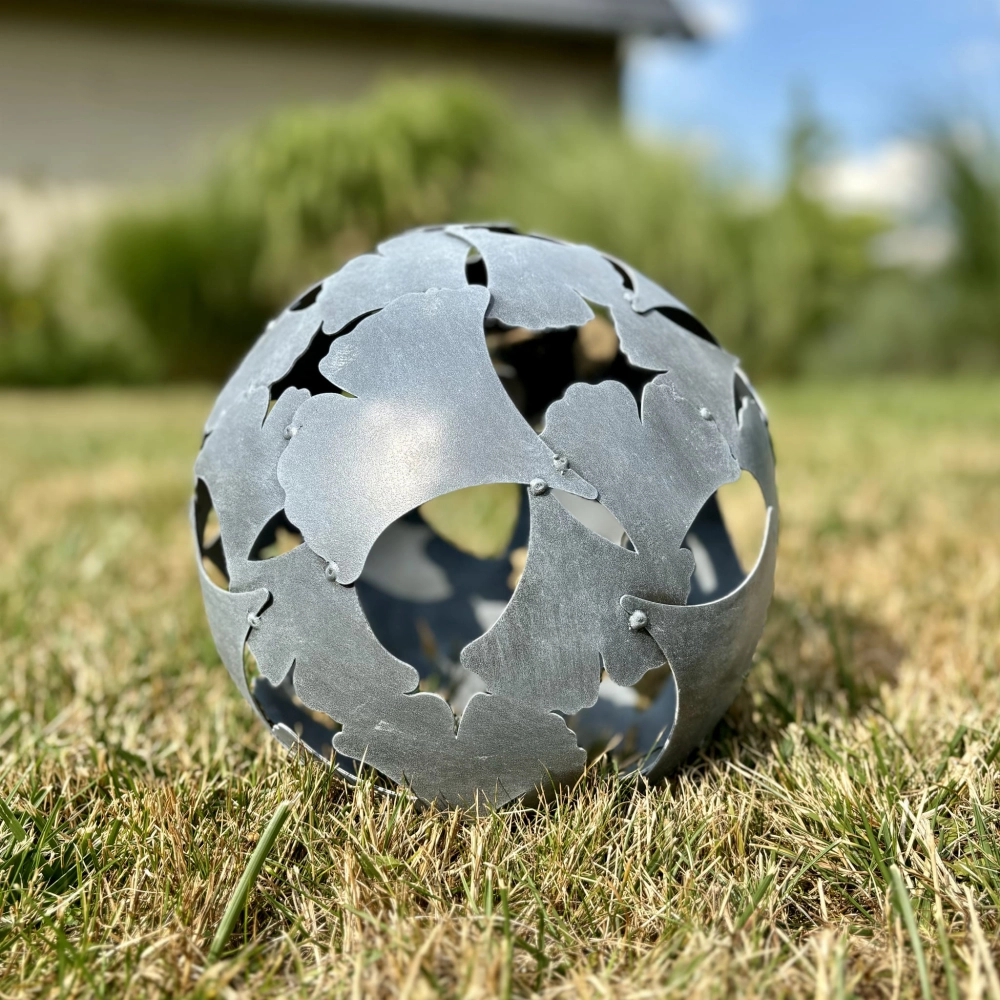 Wyjątkowy lampion ogrodowy - metalowa kula z liści miłorzębu w kolorze antracytowym