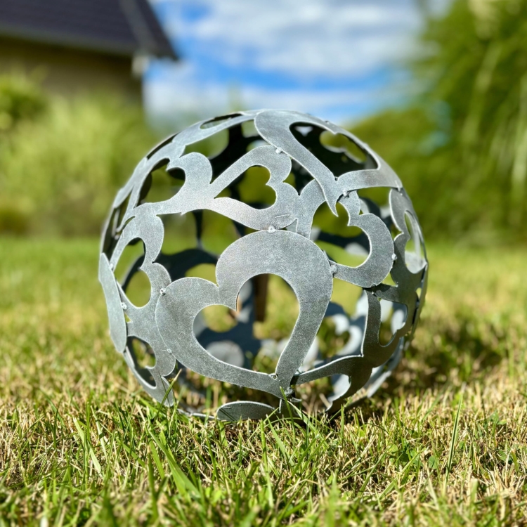Dekoracyjna kula ogrodowa z metalu w kolorze antracytowym wykonana z serc