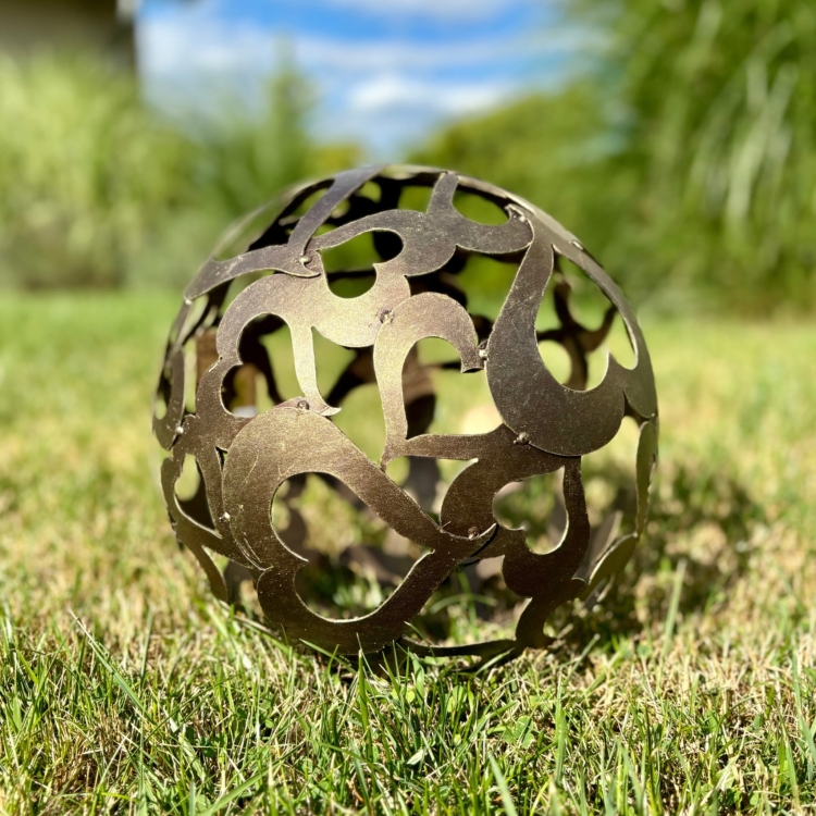 Wyjątkowa ozdoba podświetlająca do twojego domu i ogrodu - metalowy lampion kula Serca - niezwykła biżuteria ogrodowa w kolorze złotej rdzy