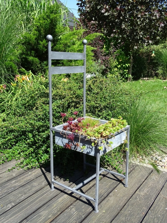 Metalowe Krzesło do sadzenia roślin - wyjątkowa donica dekoracyjna w kolorze antracytowym