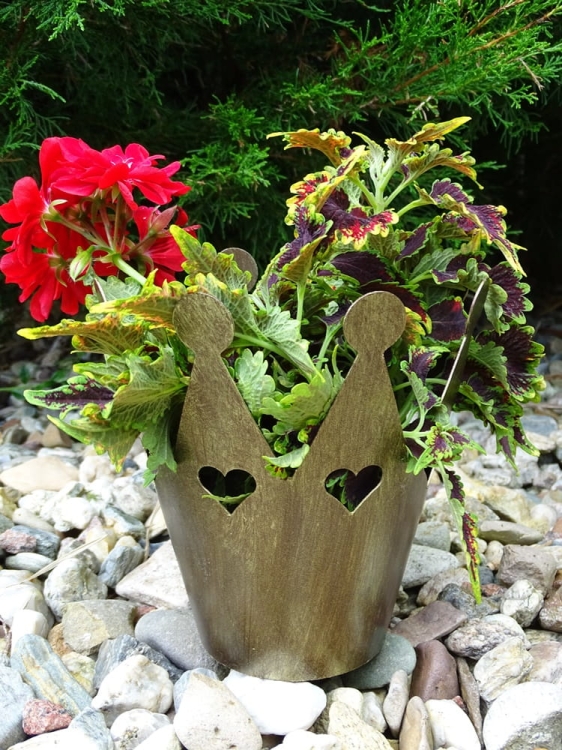 Metalowa doniczka Korona w kolorze złotej rdzy - wyjątkowa dekoracja do obsadzenia