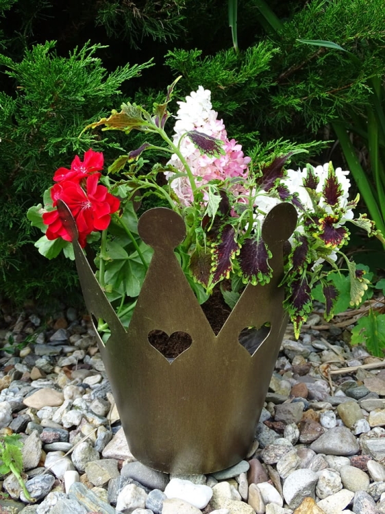 Metalowa doniczka Korona w kolorze złotej rdzy - wyjątkowa dekoracja do obsadzenia