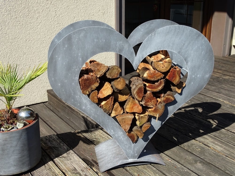 Nowoczesny stojak na drewno kominkowe Serce w kolorze antracytowym