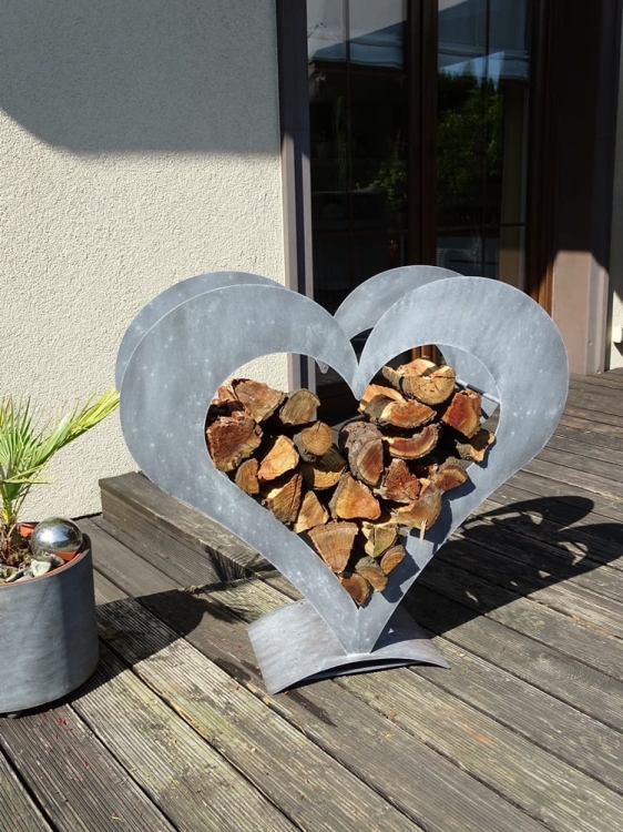 Nowoczesny stojak na drewno kominkowe Serce w kolorze antracytowym duży