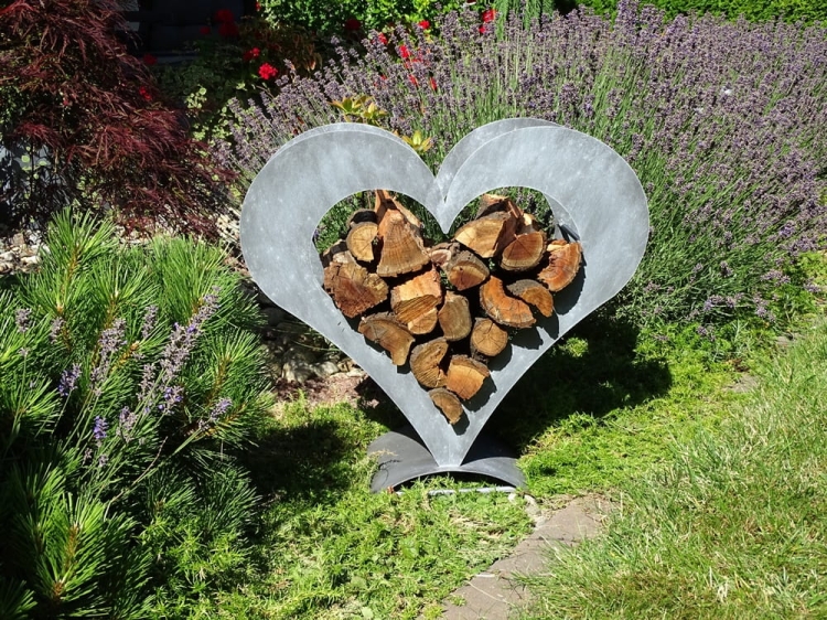 Nowoczesny stojak na drewno kominkowe Serce w kolorze antracytowym duży