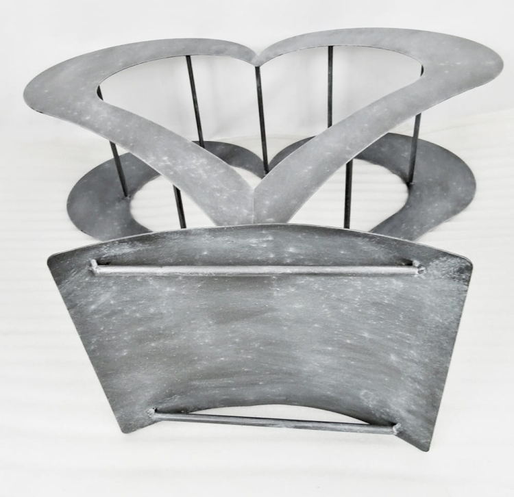 Nowoczesny stojak na drewno kominkowe Serce w kolorze antracytowym duży